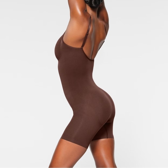 NWT skims everyday sculpt mid thigh bodysuit in cocoa - Picture 1 of 7